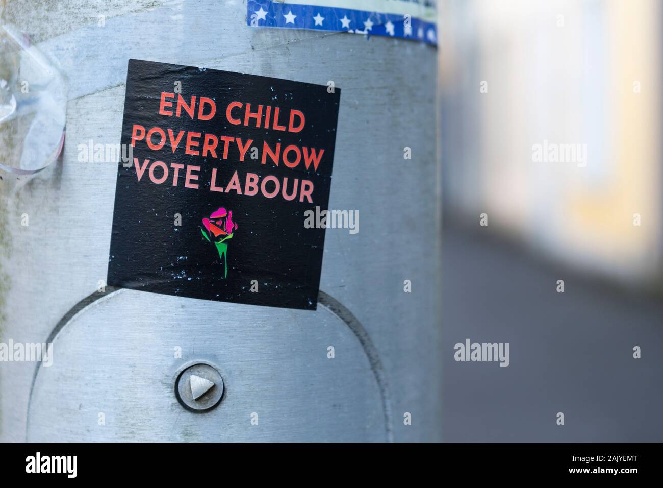 Labour Partei Wahl 2019 Aufkleber sagt 'Ende der Kinderarmut Jetzt abstimmen Arbeit" Stockfoto