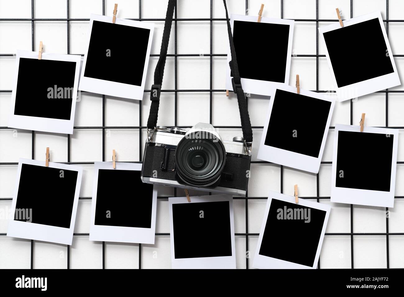 Leer fotos Collage auf Grid-Wand mit retro Kamera. Fotografie Konzept Stockfoto