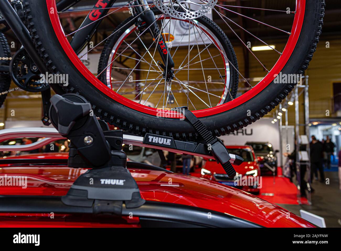 Riga, Lettland - 12 April 2019: Detail der Fahrräder auf dem Dach Bike Rack - Bild Stockfoto