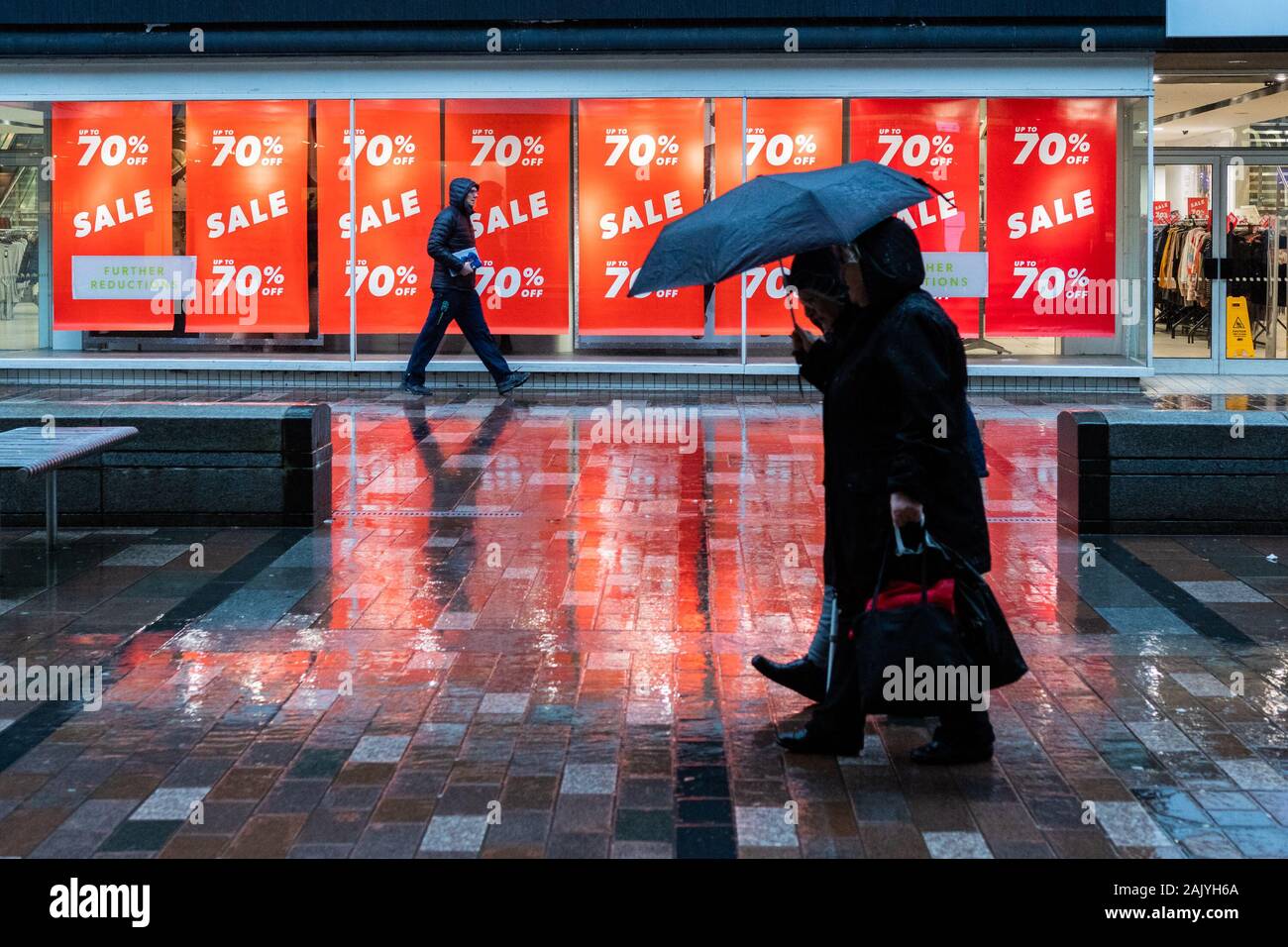 Der Umsatz im Januar auf uk High Street an regnerischen Tag - Stirling, Schottland, Großbritannien Stockfoto