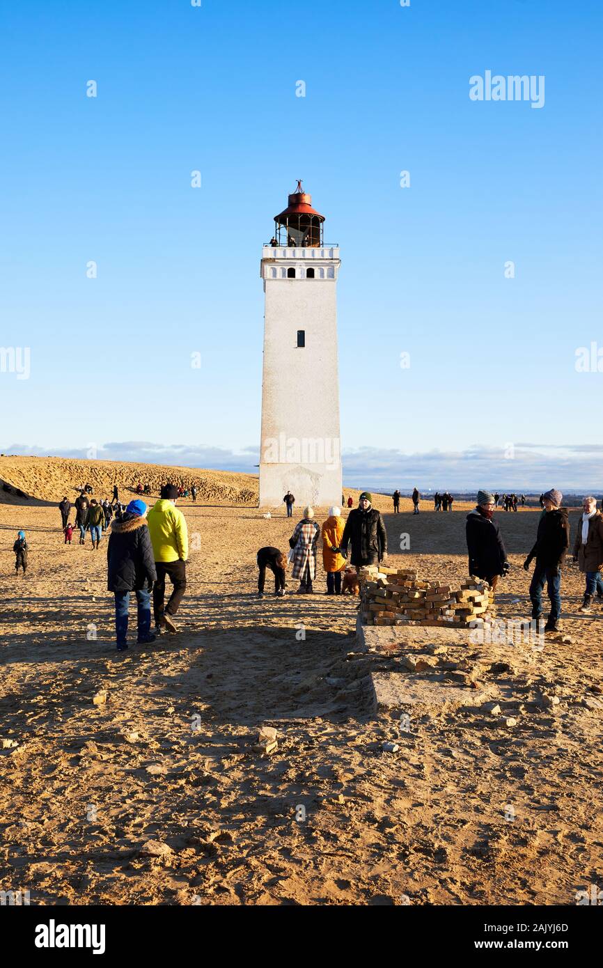 Menschen zu Fuß in den Sanddünen von Rubjerg Knude Leuchtturm (Rubjerg Knude Fyr); Dänemark Stockfoto