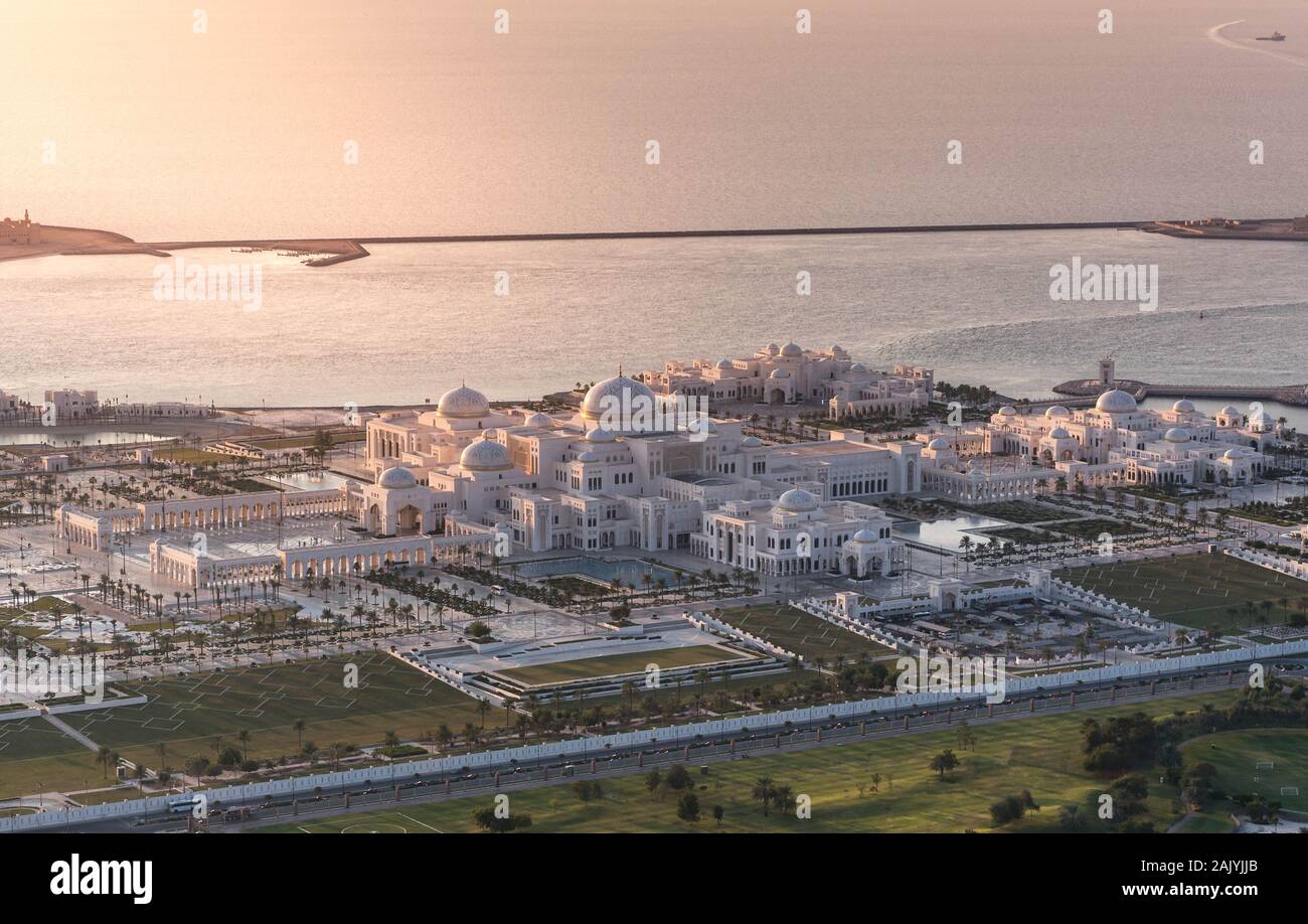 Abu Dhabi: Sonnenuntergang Luftaufnahme von Qasr Al Watan (Palast der Nation), Presidential Palace in Abu Dhabi, Outdoor, von Etihad Towers gesehen Stockfoto