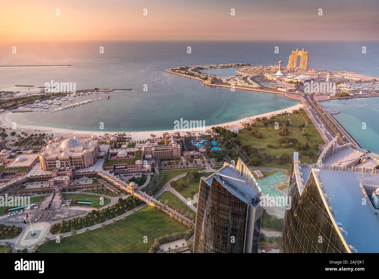 Abu Dhabi, Vereinigte Arabische Emirate: Schöne Luftaufnahme von der Aussichtsplattform bei 300, Etihad Towers Emirates Palace und Al Marina Village Stockfoto