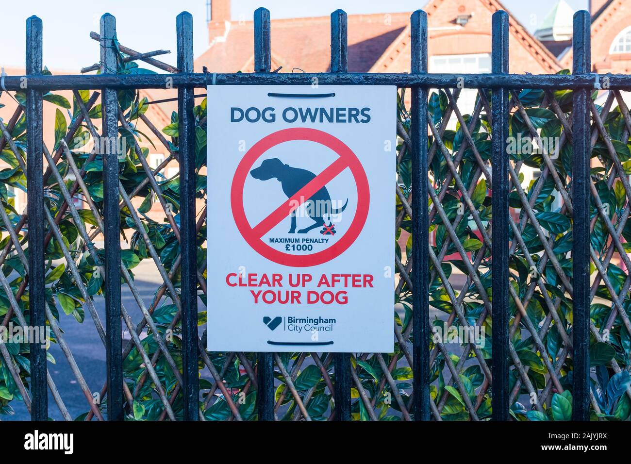 Signieren Sie Warnhundebesitzer, um nach ihrem Hund mit visueller Illustration das Chaos zu beseitigen Stockfoto
