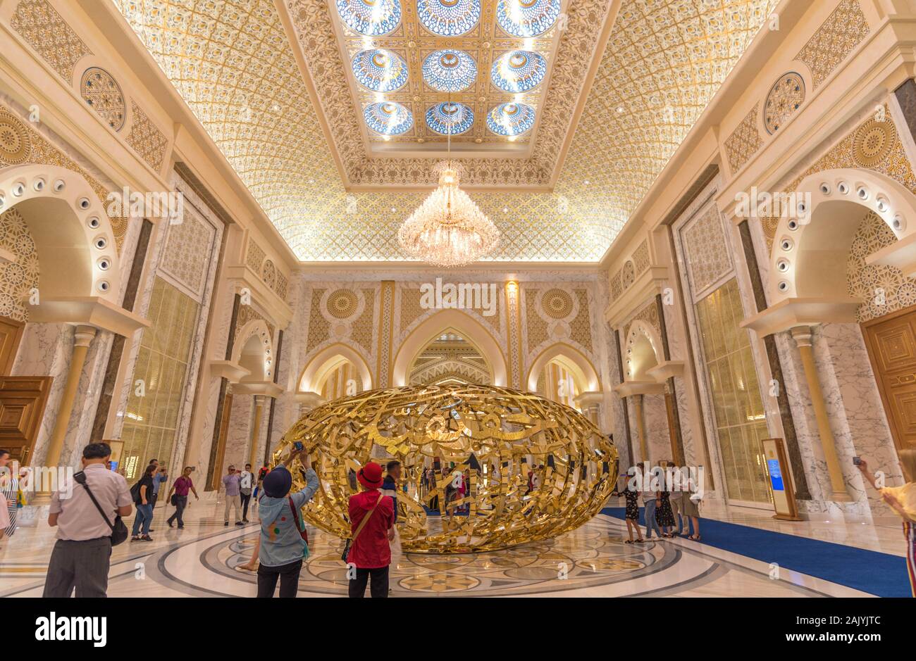 Abu Dhabi, Vereinigte Arabische Emirate: Die prächtige Inneneinrichtung der Präsidentenpalast (Qasr Al Watan), der Palast der Nation, Arabische golden Kunst installation Stockfoto
