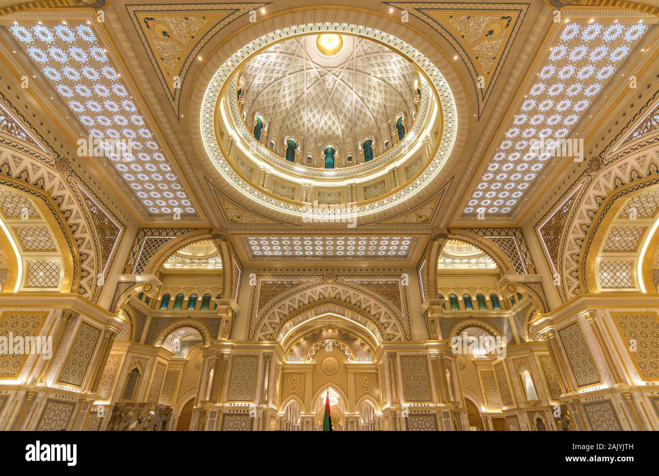 Abu Dhabi, Vereinigte Arabische Emirate: Die üppigen Dekorationen der Aula der Präsidentenpalast (Qasr Al Watan), der Palast der Nation, Anbauteile innen Stockfoto