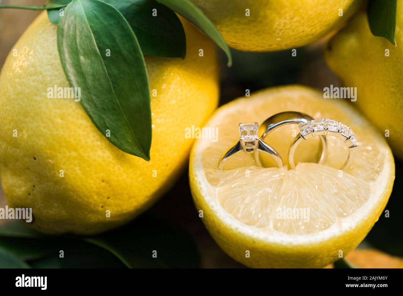 3 Ringe auf eine Zitrone gesetzt Stockfoto