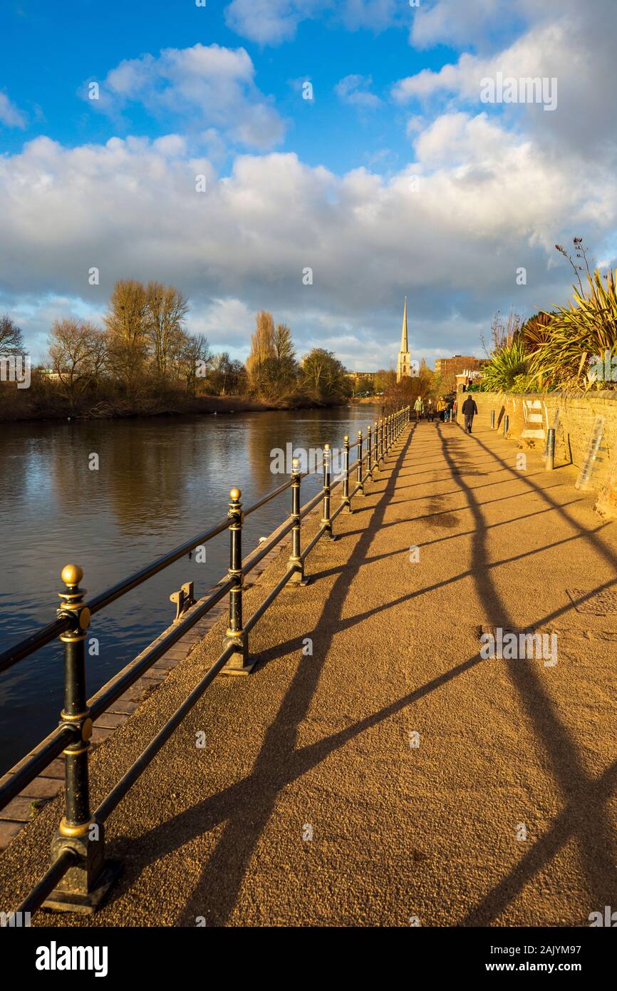 Der Spaziergang am Flussufer entlang des Flusses Severn in Worcester, England Stockfoto