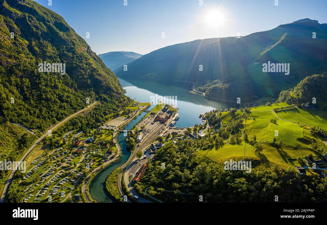 Stadt Aurlandsfjord Flam in der Morgendämmerung. Schöne Natur Norwegen natürliche Landschaft. Stockfoto