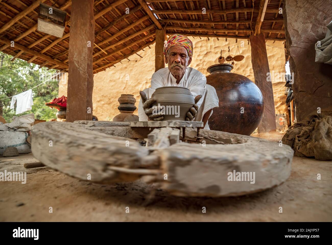 Potter am Arbeitsplatz macht Keramik Geschirr. Indien, Rajasthan. Stockfoto