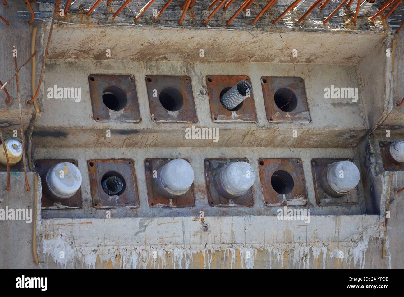 Betonpfähle in eine Baustelle mit rostige Armierungseisen Stockfoto