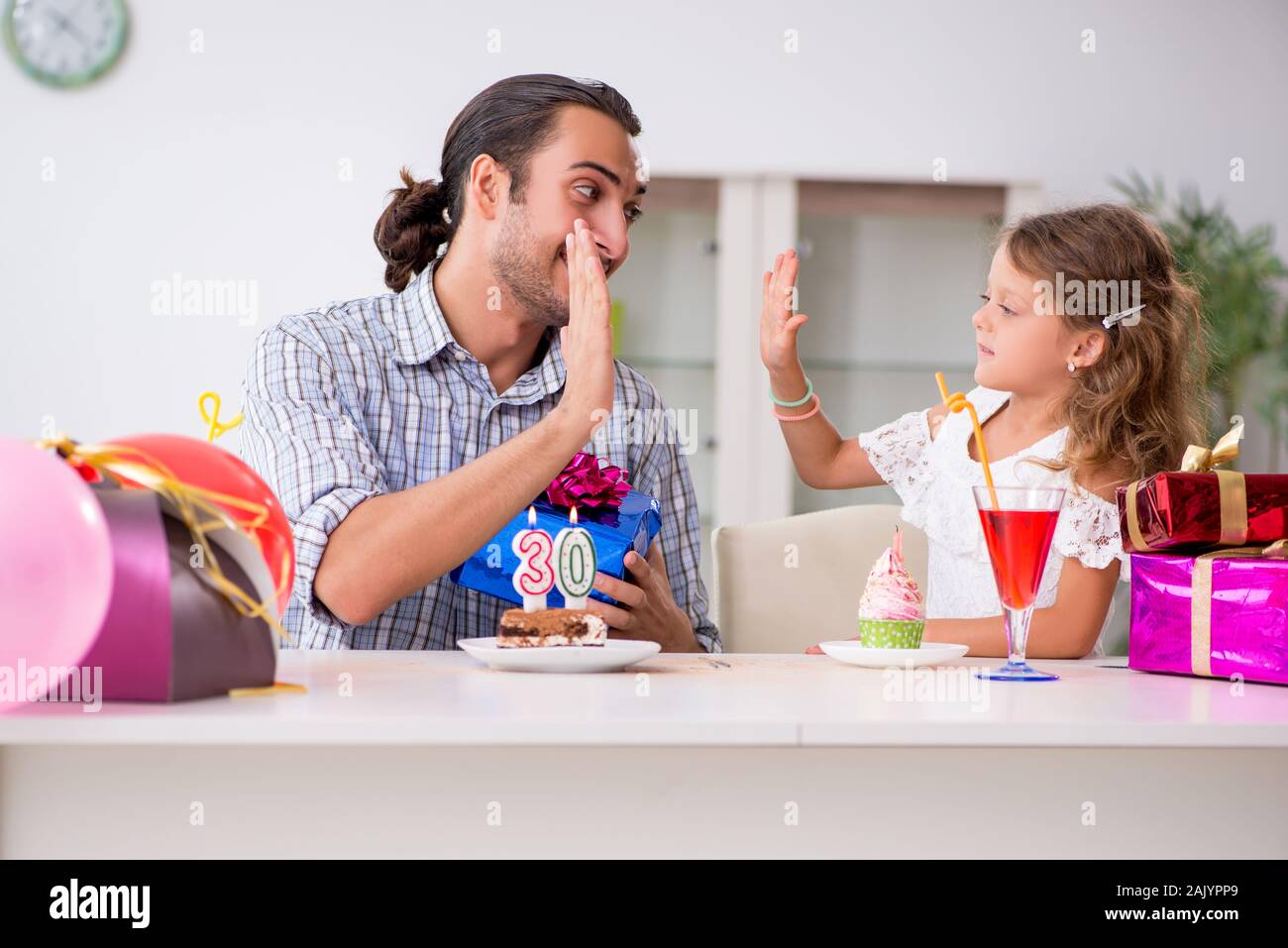 Der Vater mit seiner Tochter feiert Geburtstag Stockfoto