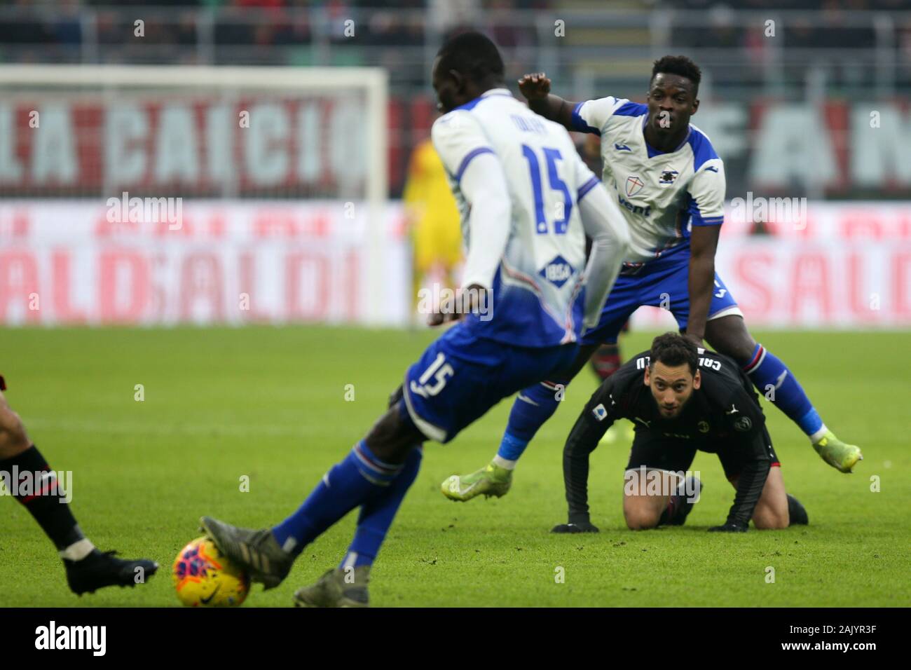 Mailand, Italien, 06. Jan 2020, Hakan calhanoglu (Mailand) und Ronaldo Vieira (sampdoria) während der AC Mailand vs Sampdoria - Italienische Fußball Serie A Männer Meisterschaft - Credit: LPS/Francesco Scaccianoce/Alamy leben Nachrichten Stockfoto