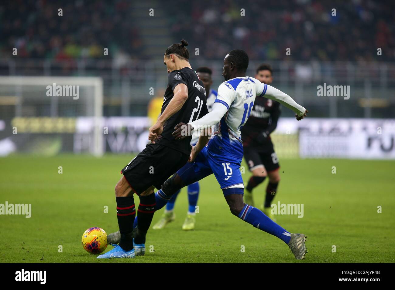 Mailand, Italien, 06. Jan 2020, Zlatan Ibrahimovic (Mailand) und Omar colley (sampdoria) während der AC Mailand vs Sampdoria - Italienische Fußball Serie A Männer Meisterschaft - Credit: LPS/Francesco Scaccianoce/Alamy leben Nachrichten Stockfoto