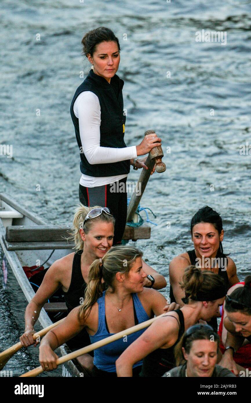 Kate Middleton, bevor Sie die Herzogin von Cambridge, Ausbildung an Bord ein Drachenboot, in London, Großbritannien, 2007. Kate machte sie jetzt unbeliebten Aussehen im Boot im Jahr 2007 nach einer kurzen Trennung von William als die Schwesternschaft für eine kanalübergreifende Rennen in der traditionellen chinesischen Behälter gegen alle bereit - jungen Crew die Bruderschaft Stockfoto