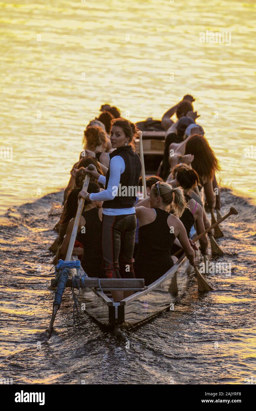 Kate Middleton, bevor Sie die Herzogin von Cambridge, Ausbildung an Bord ein Drachenboot, in London, Großbritannien, 2007. Kate machte sie jetzt unbeliebten Aussehen im Boot im Jahr 2007 nach einer kurzen Trennung von William als die Schwesternschaft für eine kanalübergreifende Rennen in der traditionellen chinesischen Behälter gegen alle bereit - jungen Crew die Bruderschaft Stockfoto