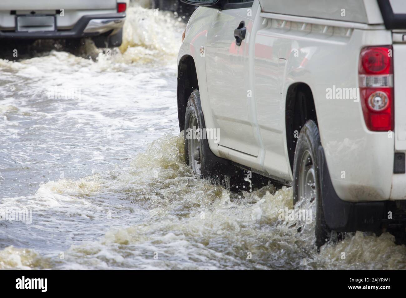 Splash von einem Auto wie geht es durch Hochwasser Stockfoto