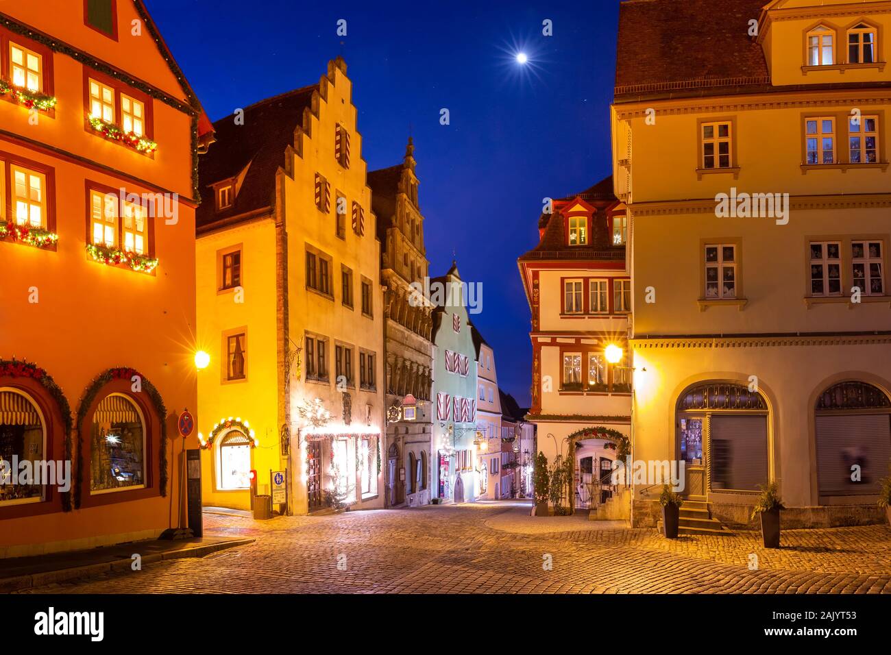 Dekoriert und beleuchtet Weihnachten Quadrat in der mittelalterlichen Altstadt von Rothenburg o.d. Tauber, Bayern, Süddeutschland Stockfoto