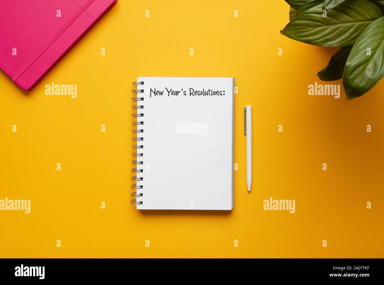Stock Foto des neuen Jahres Notebook mit Liste der Auflösungen und Objekte auf gelbem Hintergrund Stockfoto