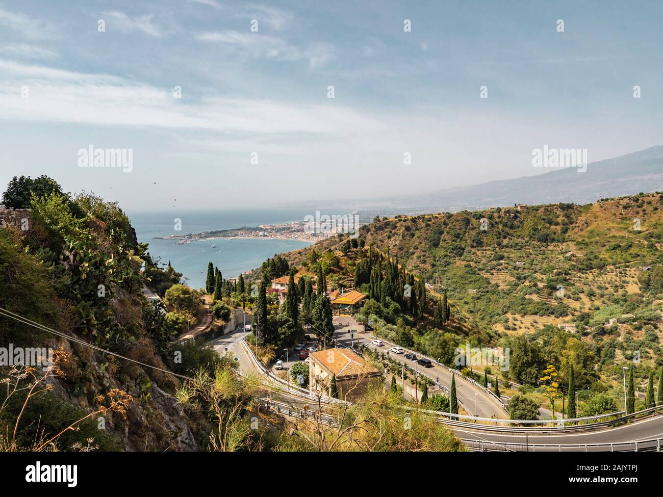 Taormina, Sizilien, Italien - 9. Juli 2019: Landschaft Blick auf den kurvigen Straßen durch die Hügel von Taormina in Sizilien Italien Stockfoto