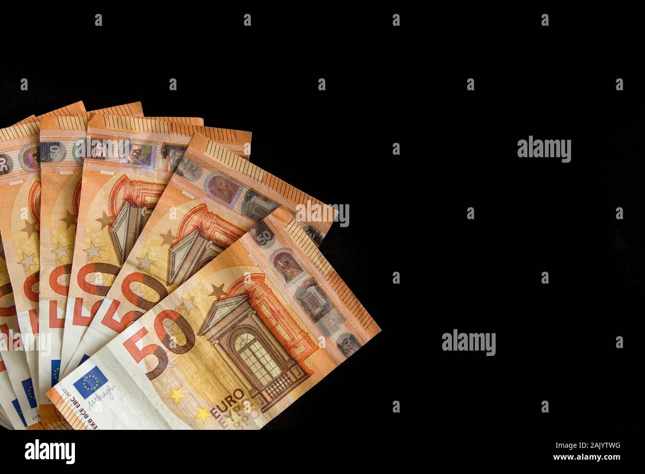 Foto- und einer Menge 50 Euro Scheine in einem schwarzen Hintergrund Stockfoto