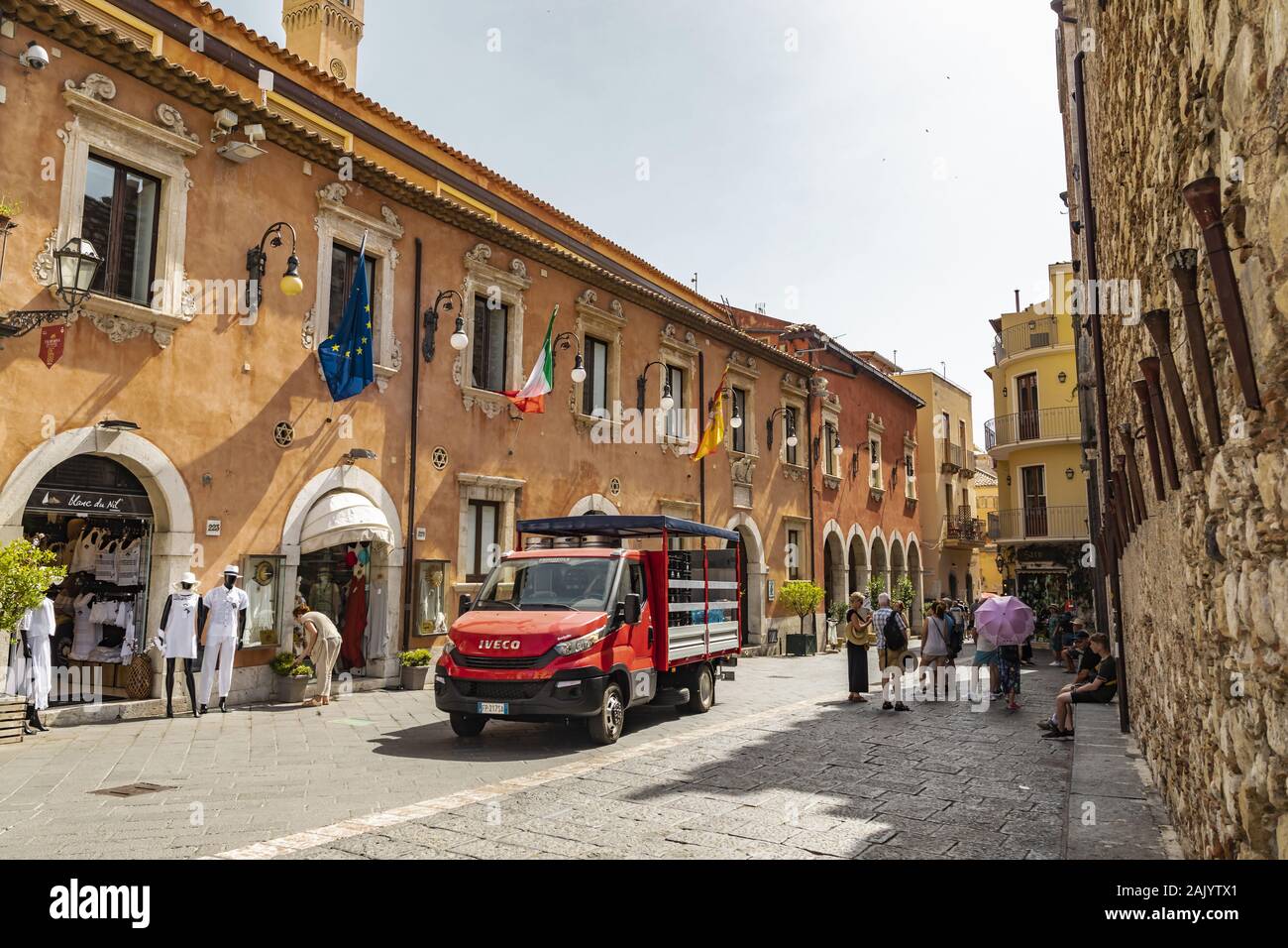 Taormina, Sizilien, Italien - 9. Juli 2019: Roter Lkw vor dem Rathaus in der Altstadt geparkt Stockfoto
