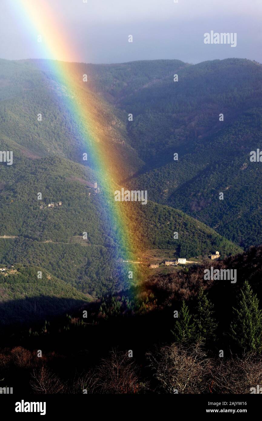 Regenbogen in die Berge der Cevennen und dem französischen Departement Lozère Stockfoto