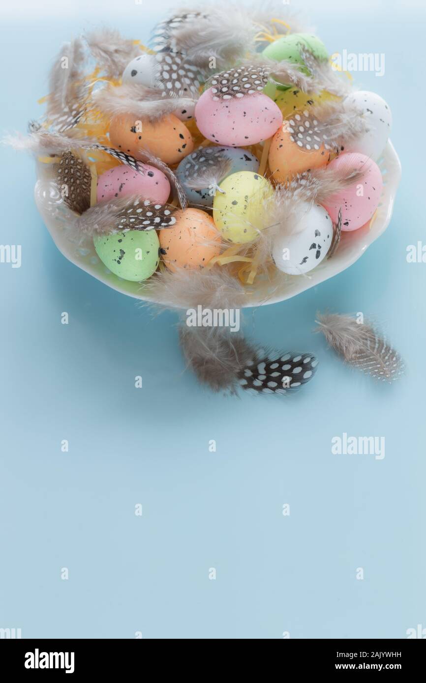 Ostern, bemalte Eier, festliche Dekorationen. Leerer Platz für Text Stockfoto