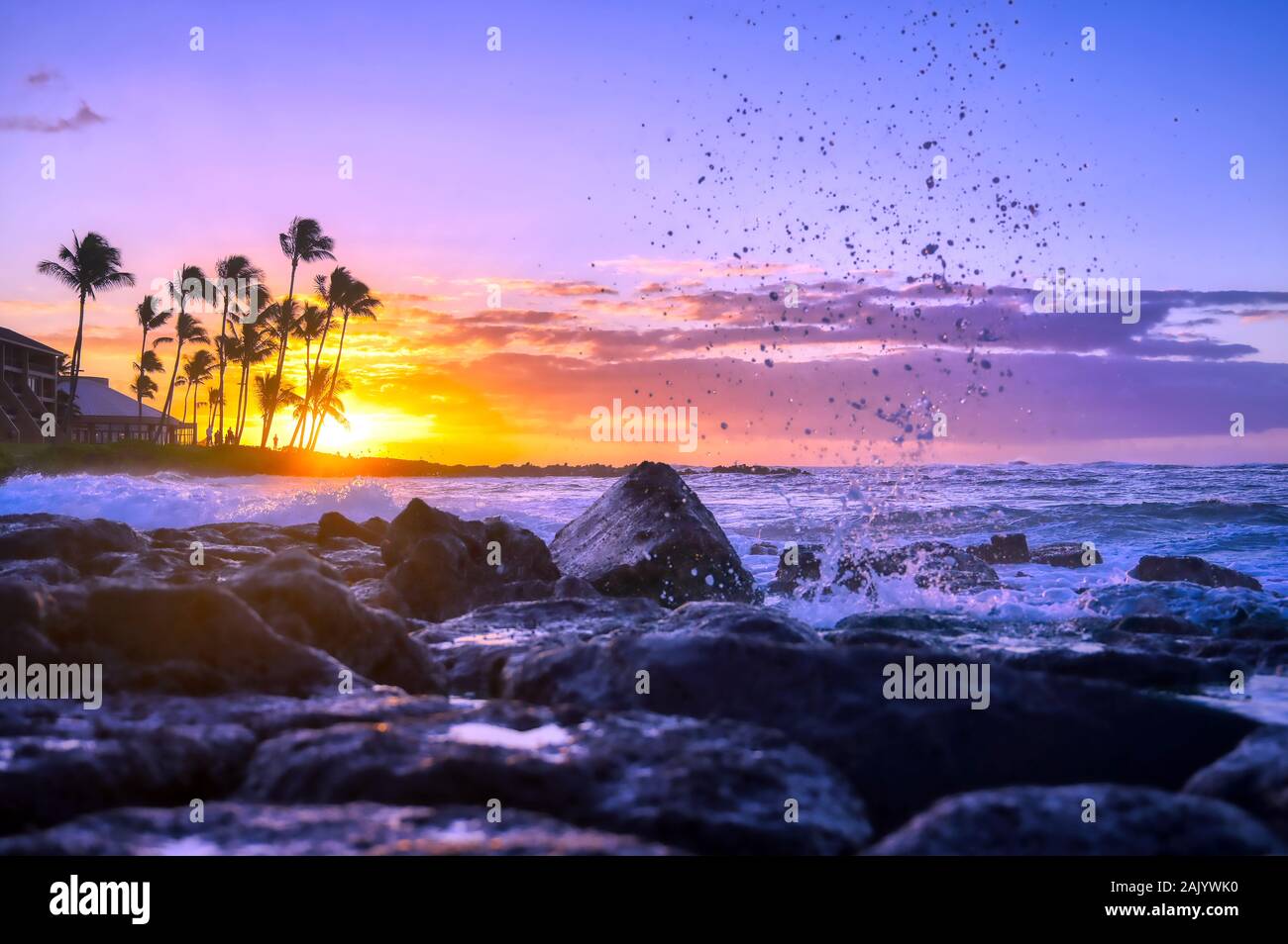 Sonnenaufgang über der Küste von Kauai, Hawaii. Stockfoto