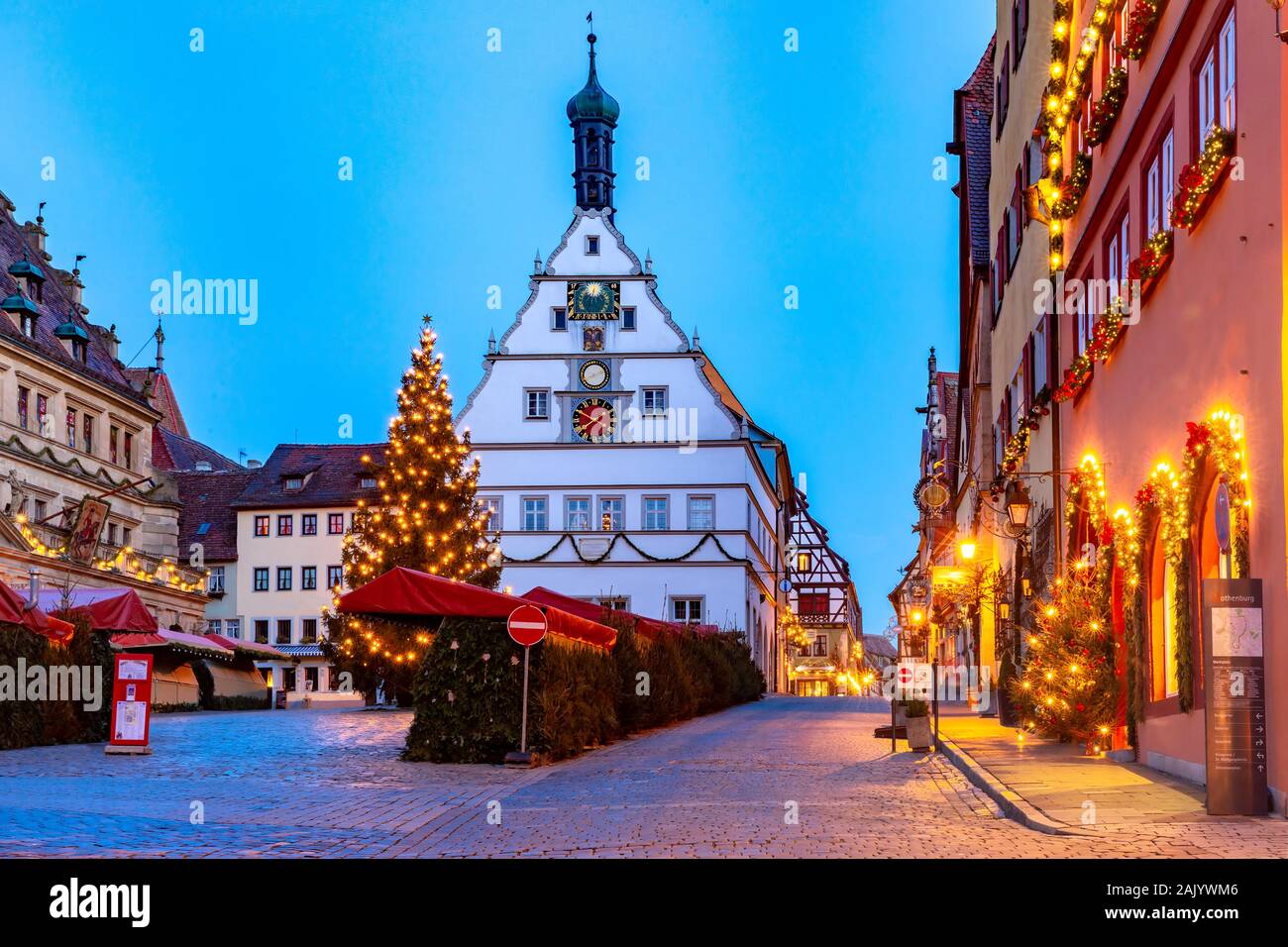 Dekoriert und beleuchtet Weihnachten Straße und Marktplatz in der mittelalterlichen Altstadt von Rothenburg o.d. Tauber, Bayern, Süddeutschland Stockfoto