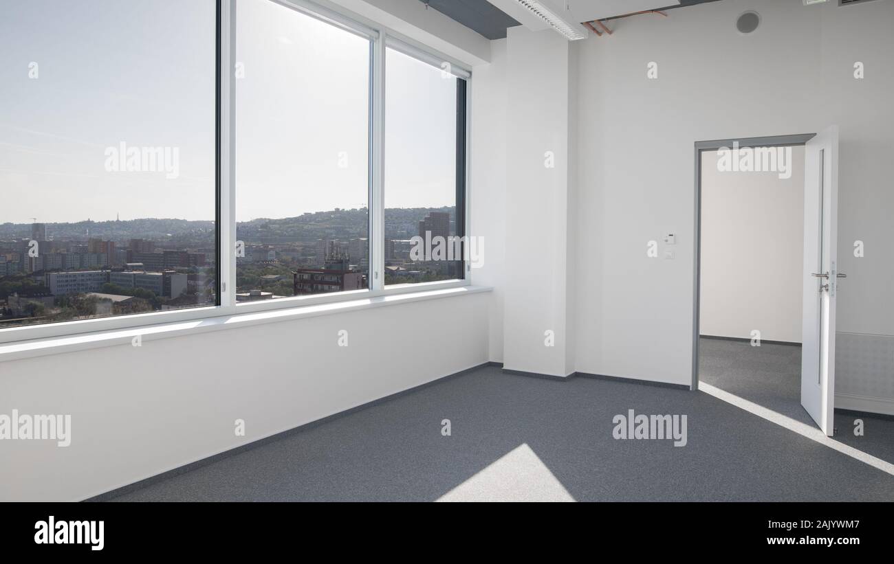 Leeren Büro mit weißen Wänden und Panoramablick Fenster und Eingangstür Stockfoto