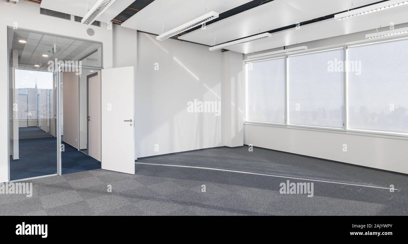 Leeren Büro mit weißen Wänden und Fenster Stockfoto