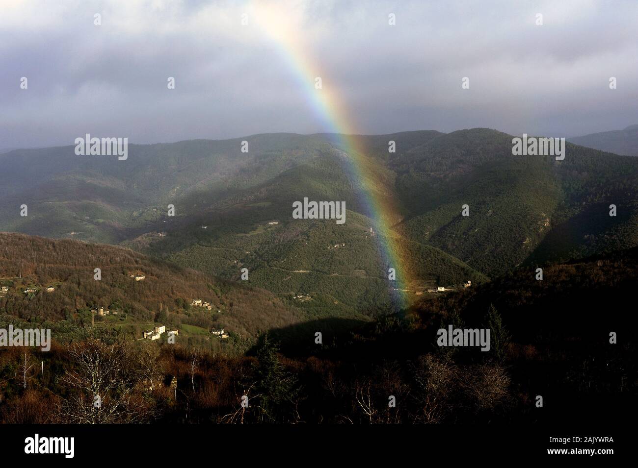 Regenbogen in die Berge der Cevennen und dem französischen Departement Lozère Stockfoto