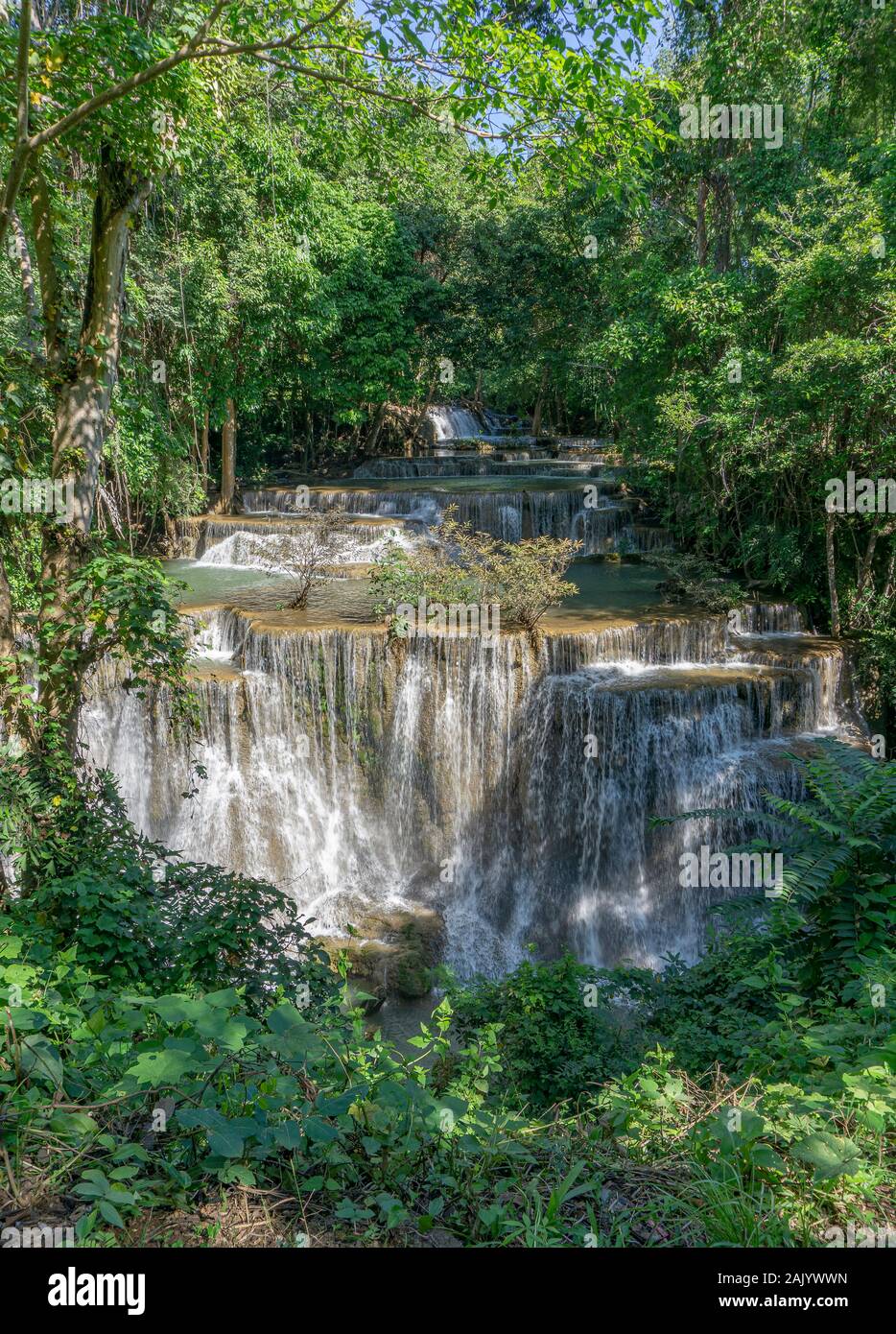 Viele Wasserfälle fließen im Rahmen von Pflanzen und grüne Bäume. Huai Mae Kamin Wasserfall Viewpoint, Provinz Kanchanaburi Stockfoto