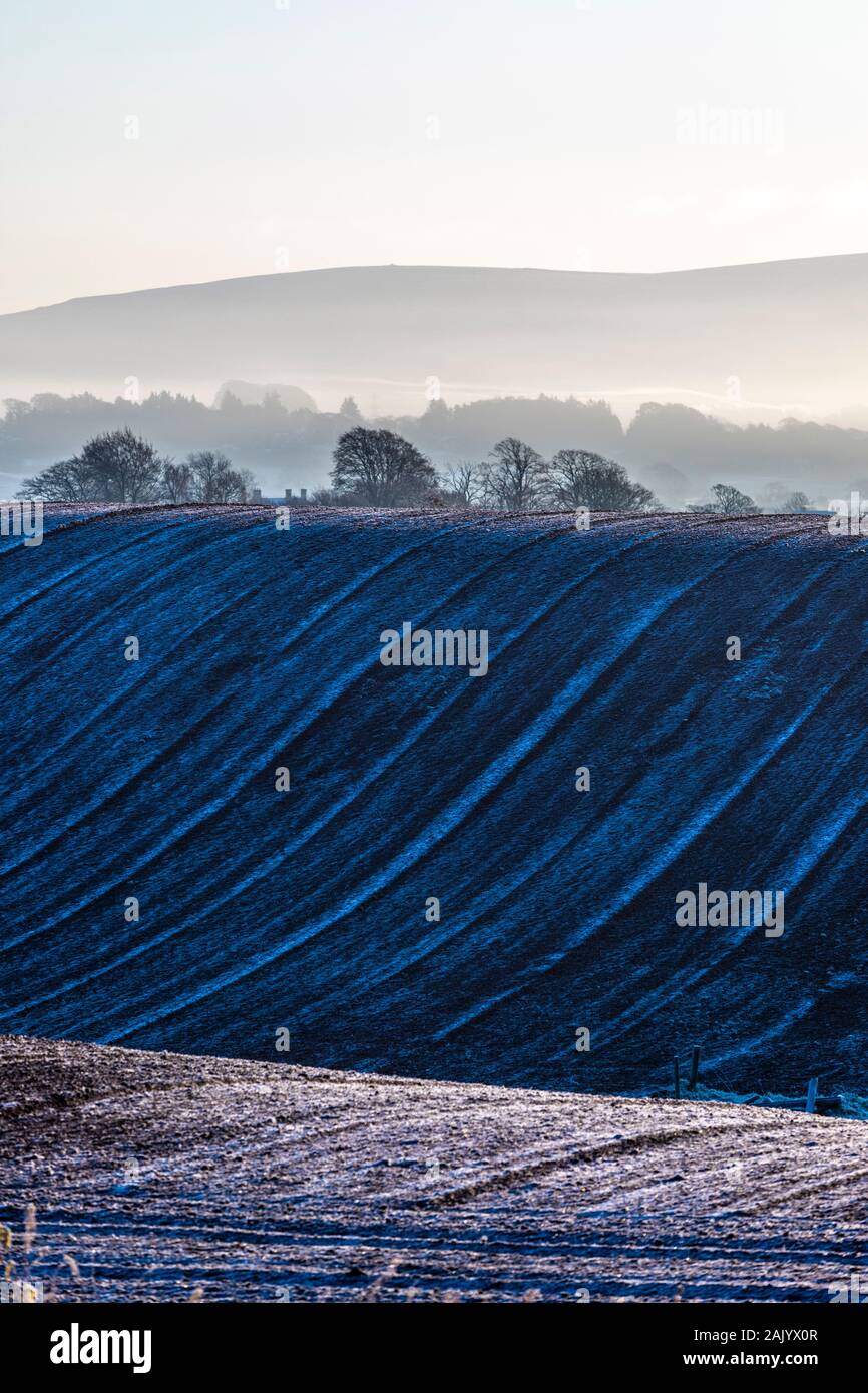 Eines gepflügten Feldes an einem frostigen Morgen bei Irthington, Cumbria GROSSBRITANNIEN Stockfoto