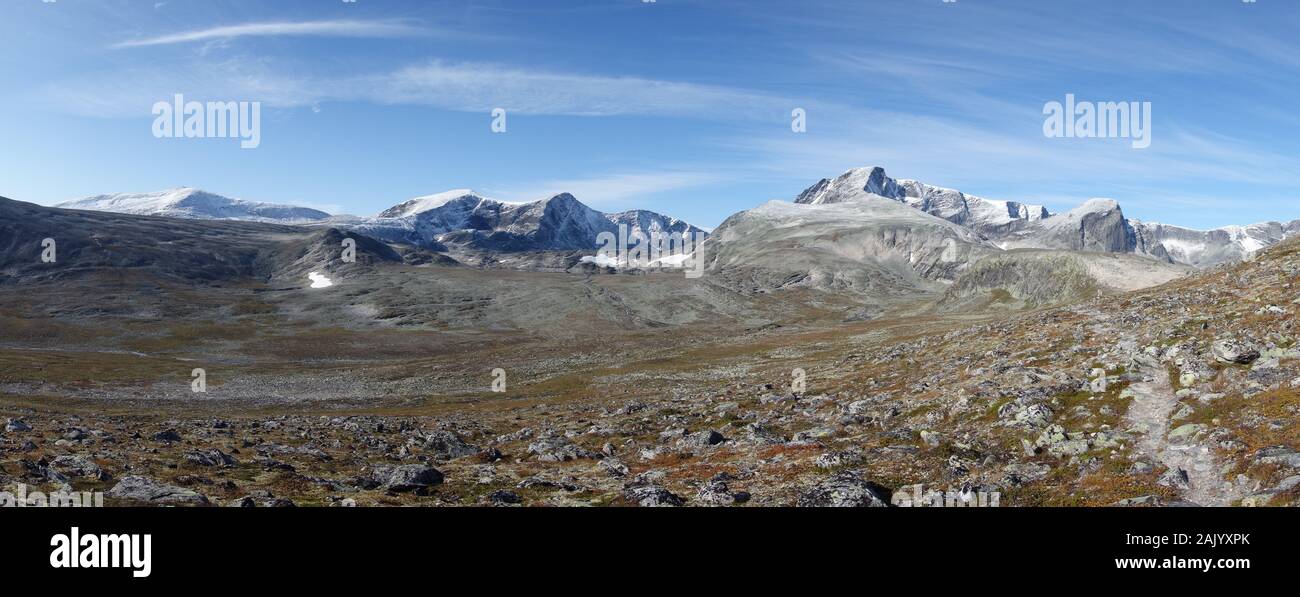 Berglandschaft mit einem kleinen Fußweg in der Nähe von Mount Snoehetta in Norwegen Stockfoto