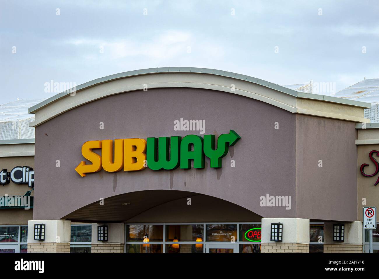 Calgary, Alberta. Kanada Jan 5 2020. Eine Nahaufnahme eines U-Bahn Restaurant Unternehmen unterzeichnen. Ein Restaurant, Franchise, die in erster Linie verkauft submarine Sandwiches Stockfoto