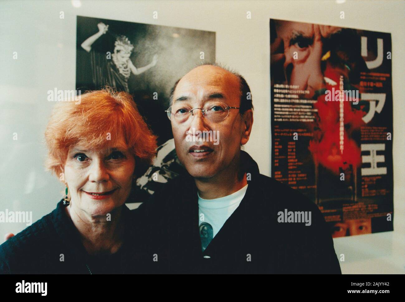 Britische theater Produzentin und Schauspielerin Thelma Holt (1932-) fotografiert mit japanischen Theater Regisseur Yukio Ninagawa (1935-2016) an der Saitama Arts Theater, Tokio, Japan im Jahr 1999 Stockfoto