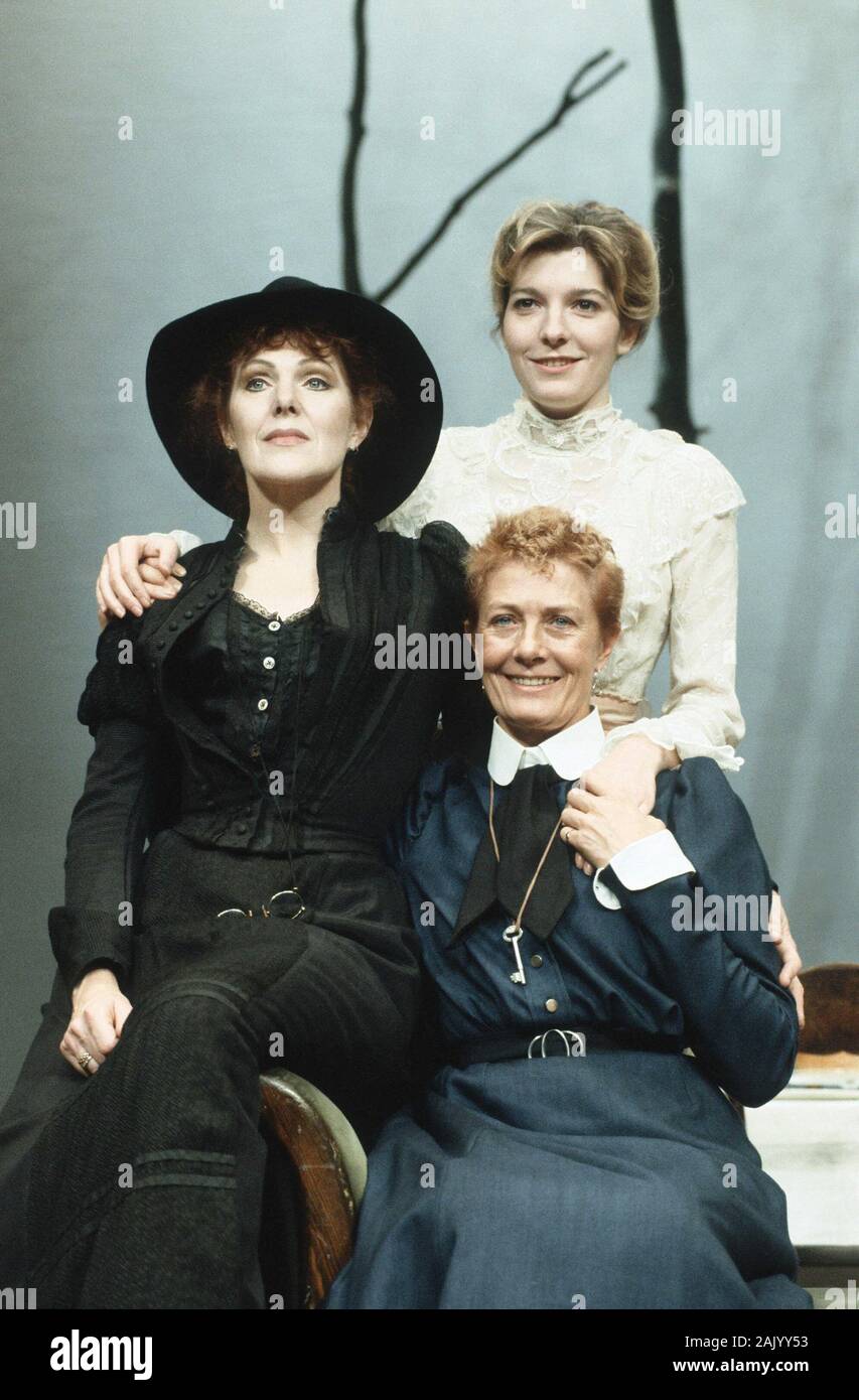 Drei Schwestern von Anton Tschechow Design & Beleuchtung: Giorgi Meskhishvili Regie: Robert Sturua l-r: Lynne Redgrave (Mascha), (hinten) Jemma Redgrave (Irina), Vanessa Redgrave (Olga) Queen's Theatre, London W1 11/12/1990 Stockfoto