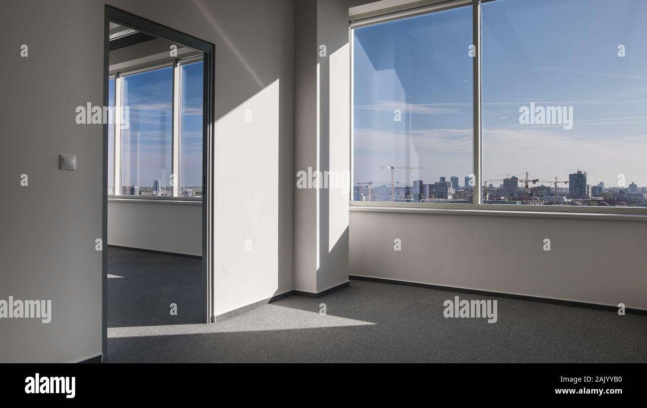 Leeren Büro mit weißen Wänden und Fenster Stockfoto