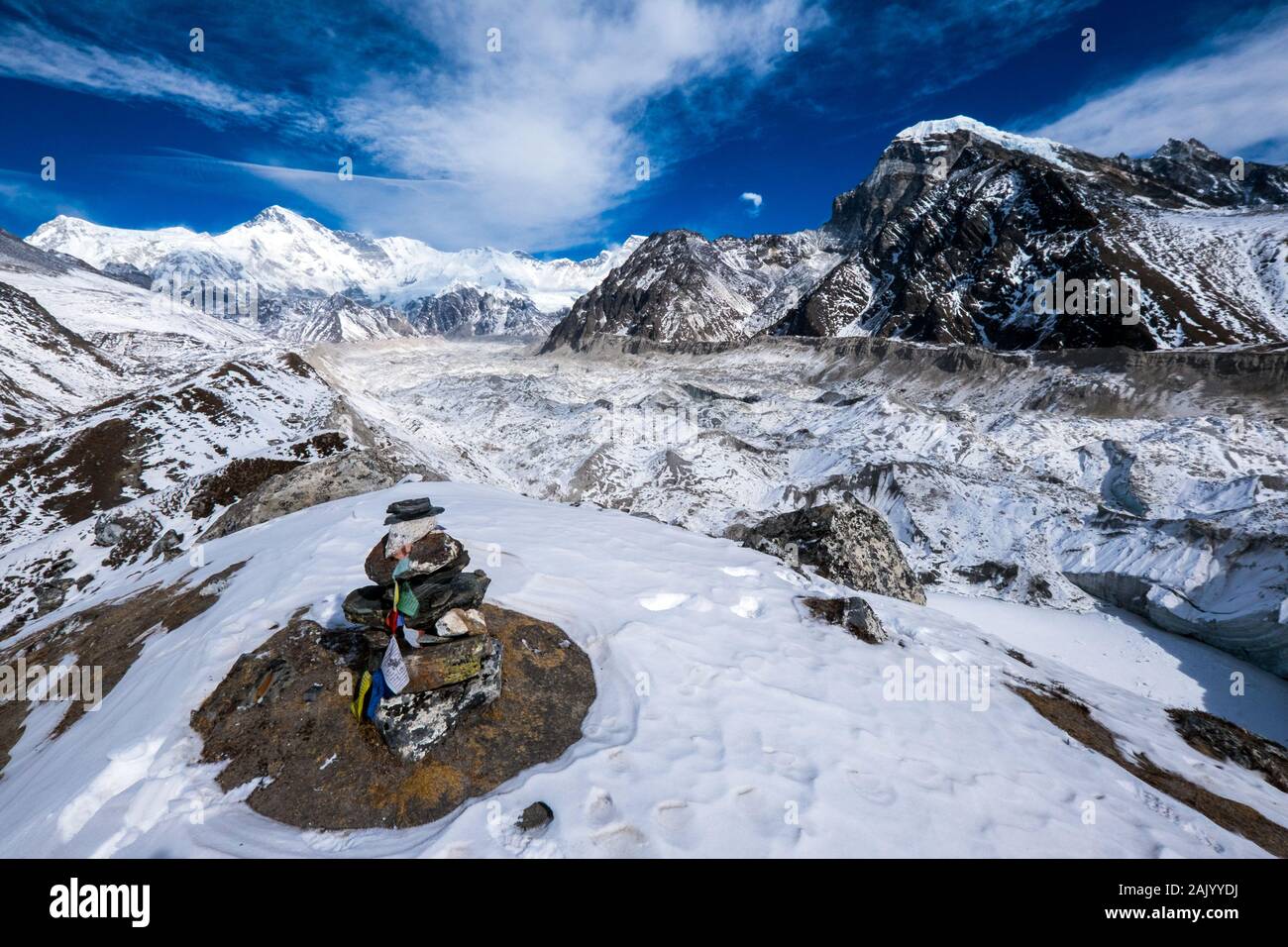 Die Ngozumpa/Ngozumba Gletschers in der Nähe von gokyo der längste Gletscher im Himalaya. Cho Oyu sitzt an der Spitze in diesem Bild Stockfoto