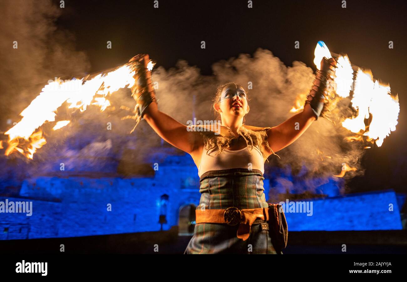 Feuer Künstler in Hogmanay Fackelzug an Edinburgh Castle führen Sie vor dem Umzug auf der Royal Mile in der Altstadt, SCO Stockfoto