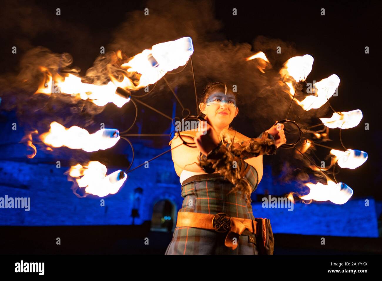 Feuer Künstler in Hogmanay Fackelzug an Edinburgh Castle führen Sie vor dem Umzug auf der Royal Mile in der Altstadt, SCO Stockfoto
