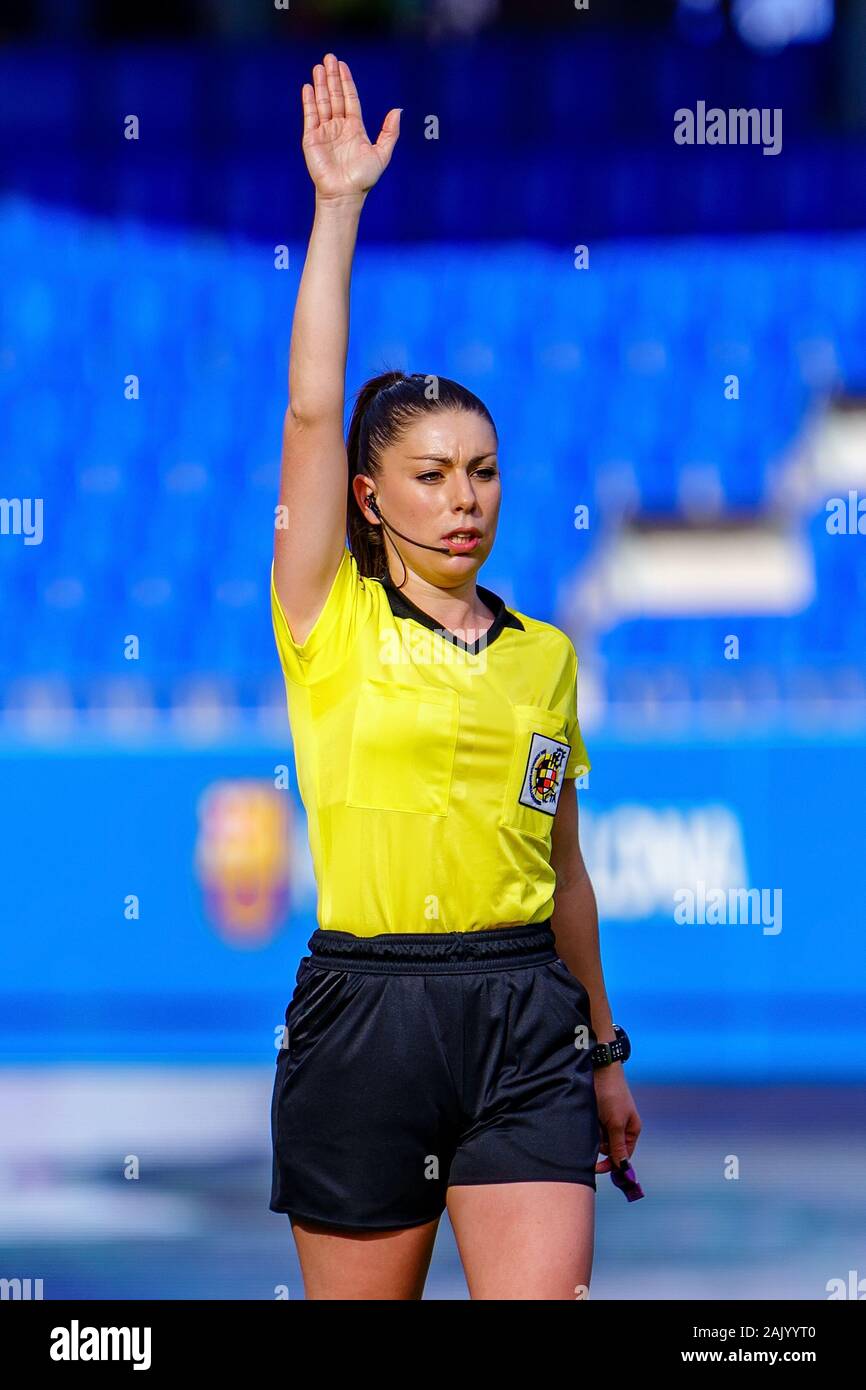 BARCELONA-DEZ 21: Die weiblichen Schiedsrichter Sara Fernandez an der spanischen Frauen Liga Match zwischen dem FC Barcelona feminin und Teneriffa an der Johan Cruyff Stockfoto