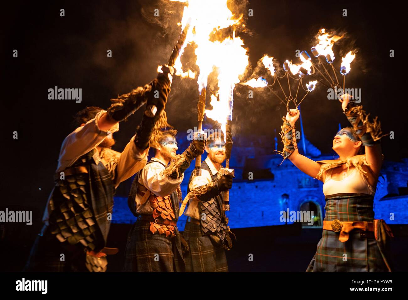 Feuer Künstler in Hogmanay Fackelzug an Edinburgh Castle führen Sie vor dem Umzug auf der Royal Mile in der Altstadt, SCO Stockfoto