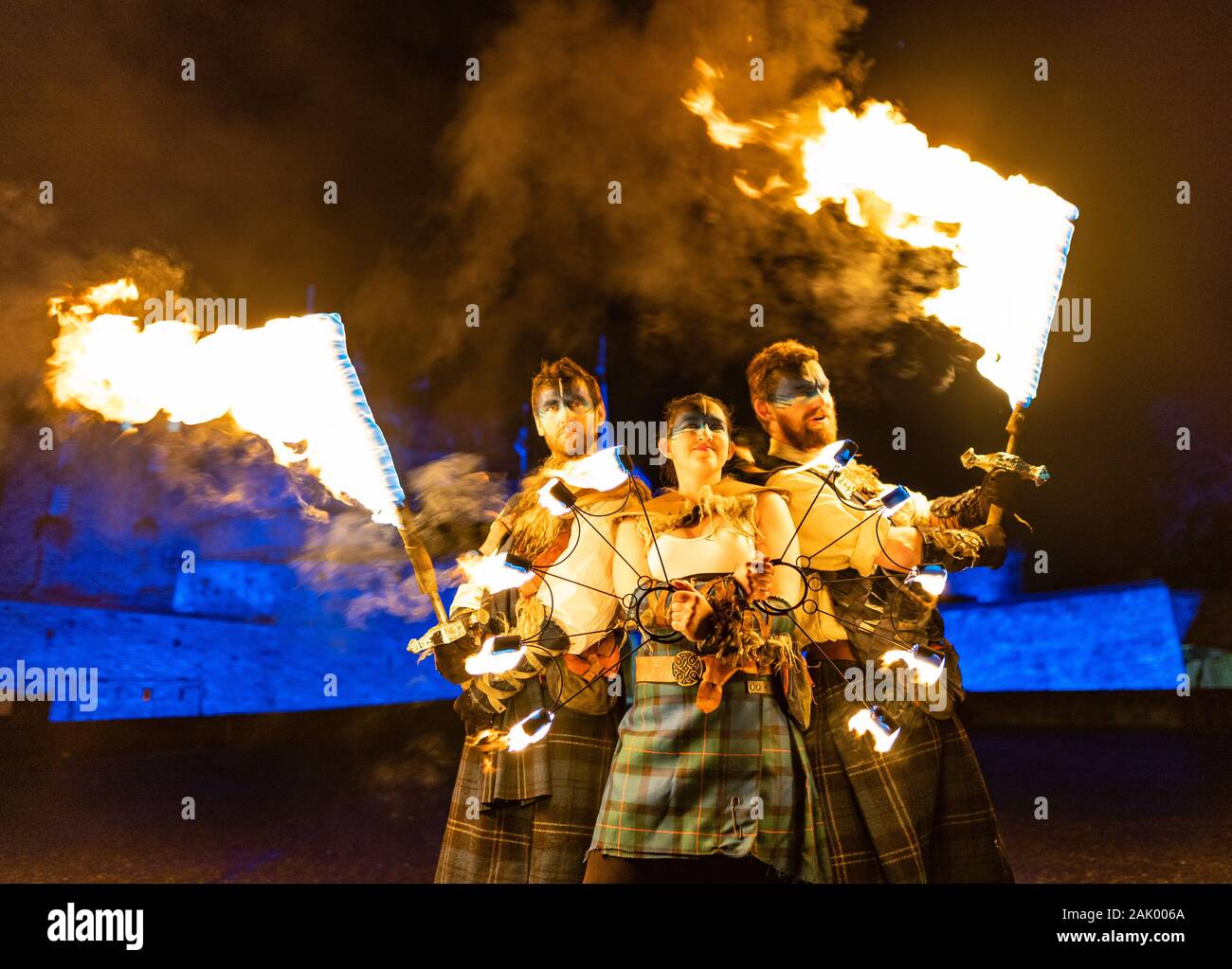 Feuer Künstler in Hogmanay Fackelzug an Edinburgh Castle führen Sie vor dem Umzug auf der Royal Mile in der Altstadt, SCO Stockfoto