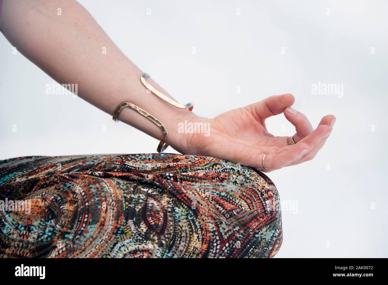 Die Hand einer stilvollen Frau in der Meditationsmudra. Stockfoto