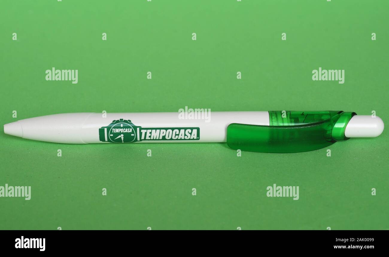 Mailand, Italien - ca. November 2019: Tempocasa real estate agent Logo auf Kugelschreiber Stockfoto