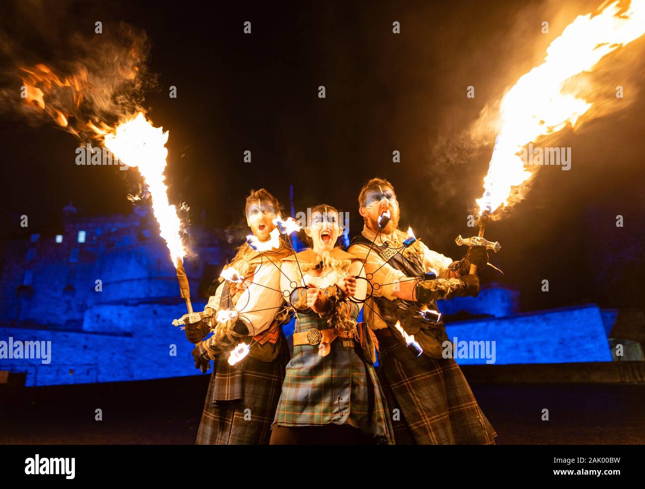 Feuer Künstler in Hogmanay Fackelzug an Edinburgh Castle führen Sie vor dem Umzug auf der Royal Mile in der Altstadt, SCO Stockfoto