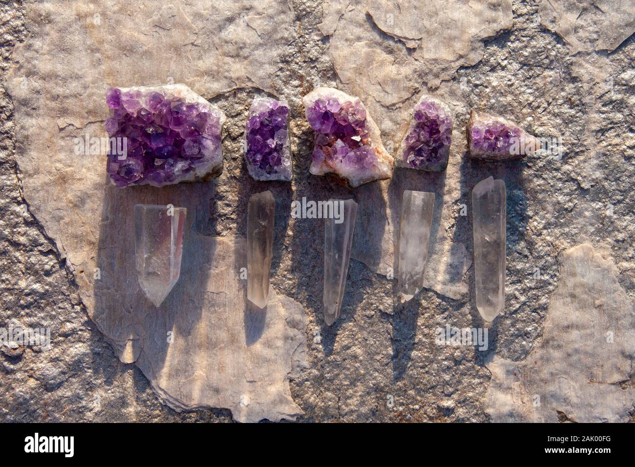 Crystal Reiki Healing Stones. Amethyst und Quarz. Natürliche Objekt still life Fotografie. Stockfoto